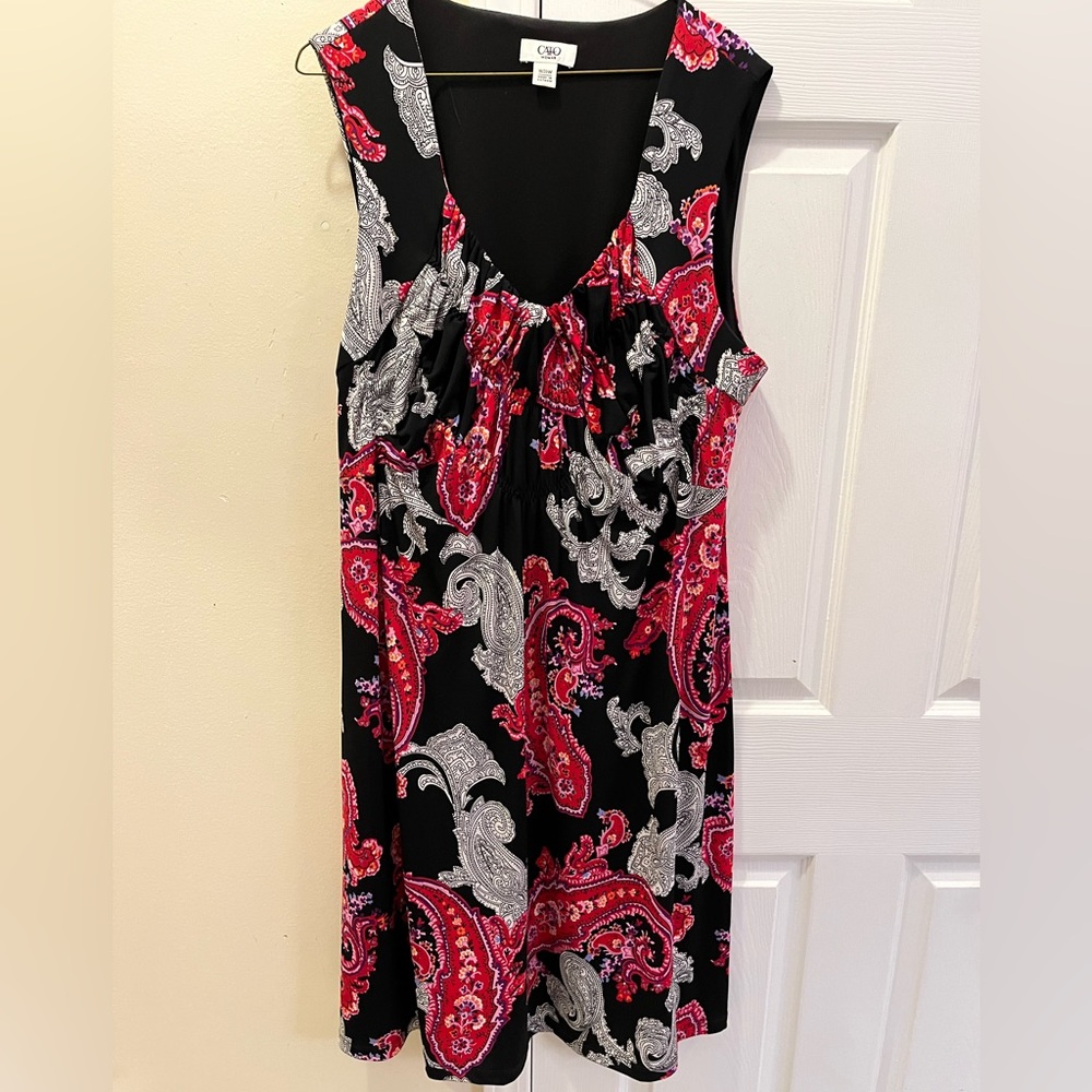 Pretty paisley dress. Cato plus 18/20. V-neck with ruching at chest. Mid-length